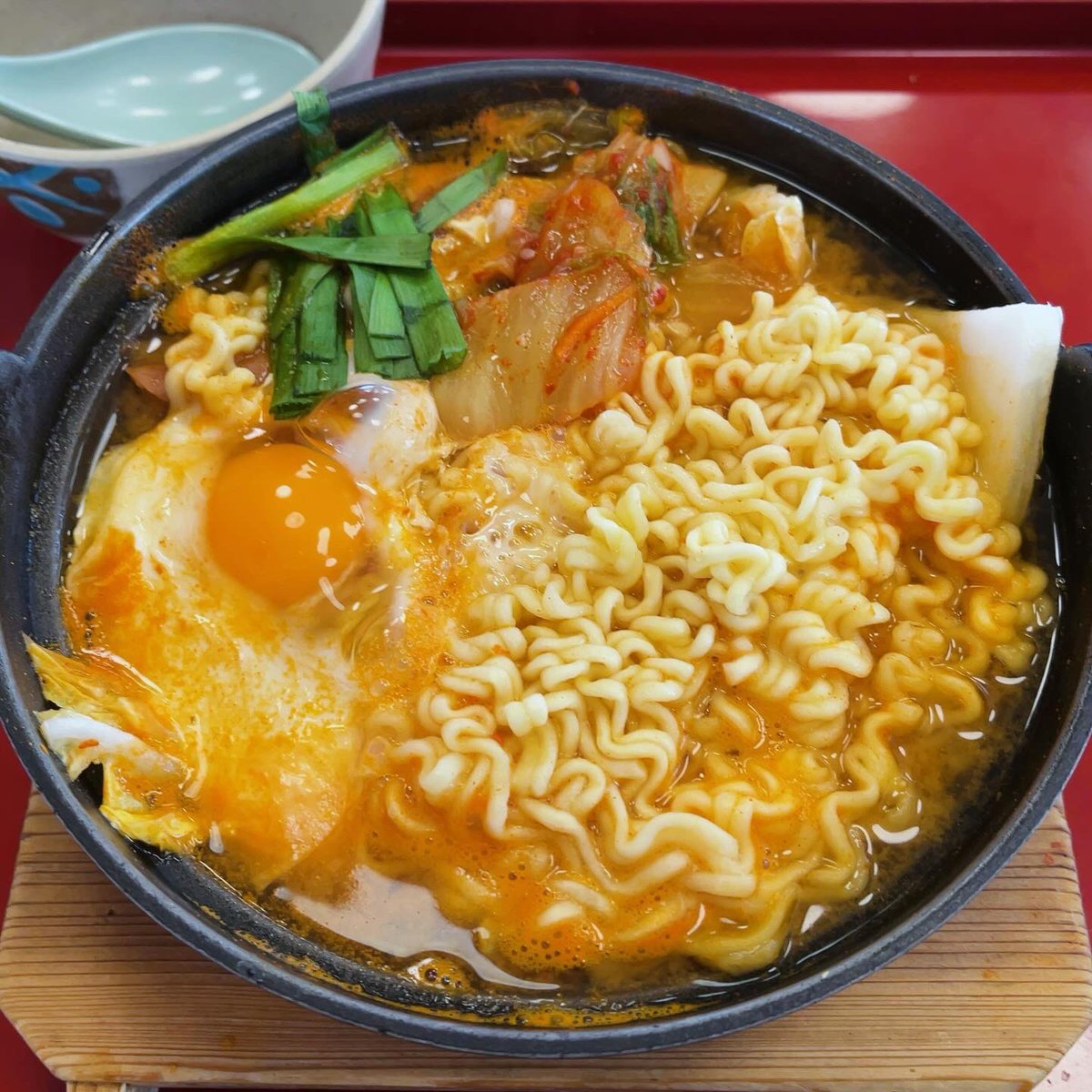 Jimny_Jim23's tweet photo. #Joyfull小野田中川店 #旨辛スープのキムチチゲ #期間限定
#Joyfull #ジョイフル #Joycafe #Restaurant #レストラン #ファミレス
#キムチチゲ鍋 #キムチ鍋 #チゲ鍋 #辛 #🔥 #味噌ベース #白だし #あごだし #玉子 #キムチ #ウインナー #豆腐 #ニラ #サリ麺 #鉄鍋 https://t.co/viy4gdWtUY