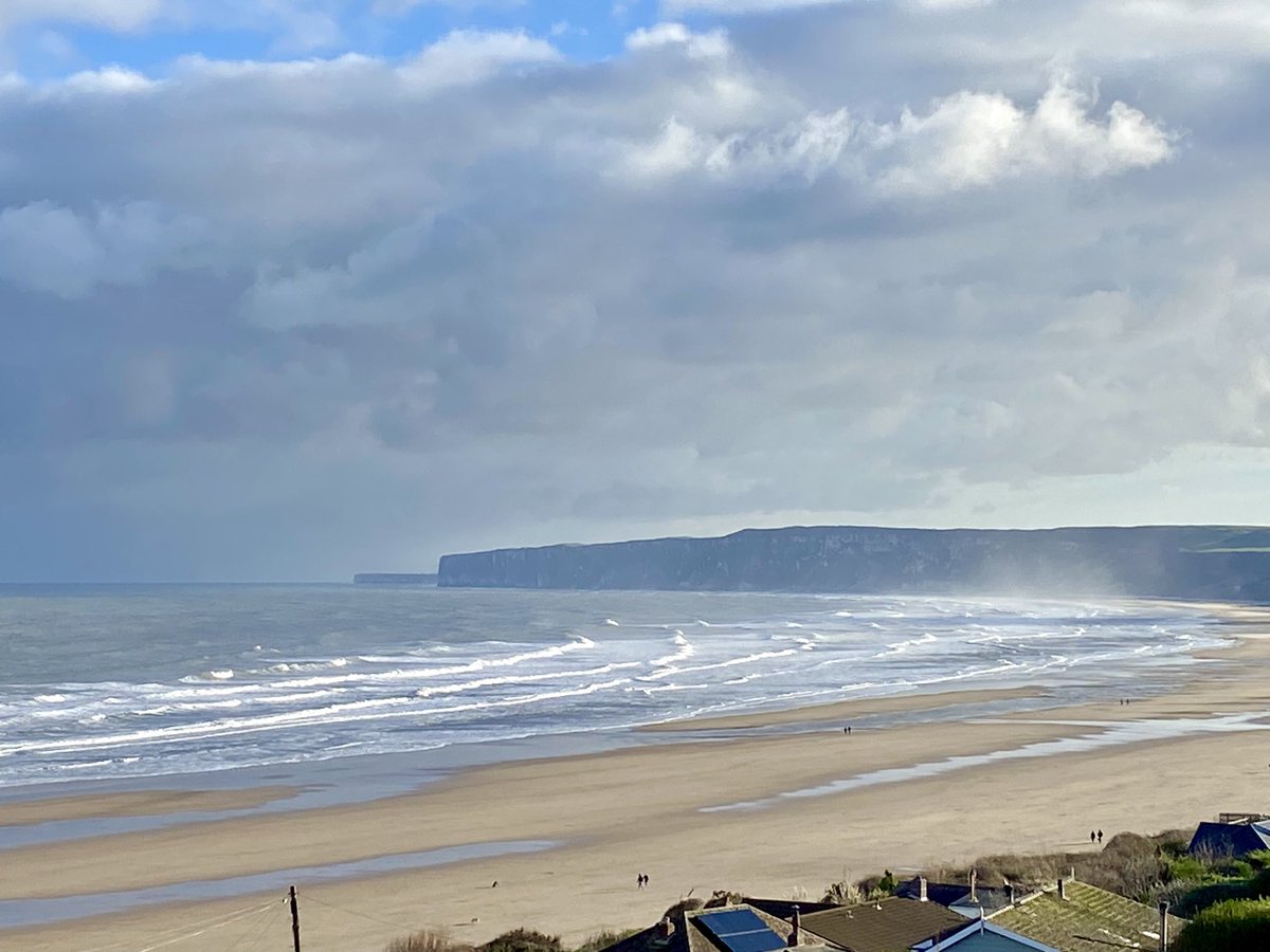 SarahHGlew's tweet photo. Filey Bay liking towards Bempton
@Hudsonweather @KeeleyDonovan @looknorthBBC @BBCWthrWatchers @katerinabbc https://t.co/EGHtfRq2wL