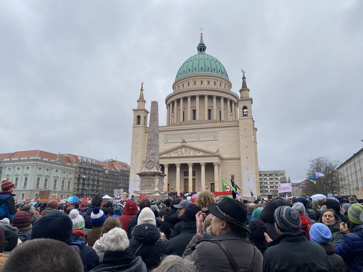 mail_2sam's tweet photo. #PotsdambekenntFarbe. Tausende Menschen sind am Start, um 
sich für ein offenes, demokratisches Potsdam einzusetzen und wir sind auch dabei. 🥳 https://t.co/78JLOcfkPz