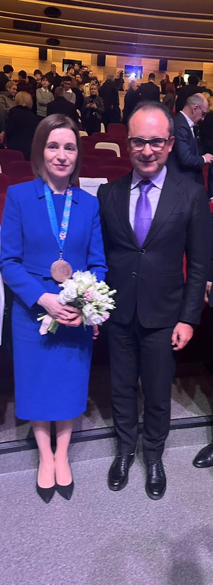 Maia Sandu received the 'Timișoara for European Values' award in Timișoara. A recognition of her courageous vision and commitment for a more democratic and European Moldova. Congratulations, Maia Sandu! @sandumaiamd We are all with the Republic of Moldova on the way to the EU!