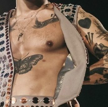 HSFEATURES's tweet photo. Harry Styles in Lisbon. https://t.co/25LLtkzbDe