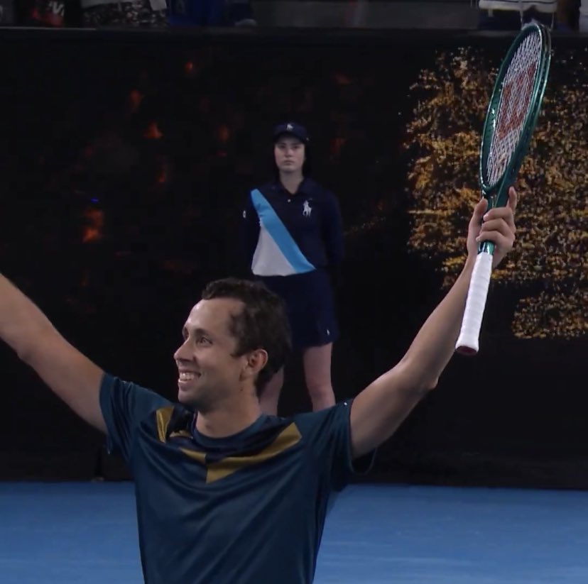 PrimerSetCol's tweet image. Sonríe Daniel Galán luego de 4h59 de partido. El bumangués se instala en R2 del #AusOpen y ahora enfrentará a [26] Sebastián Báez 🇦🇷