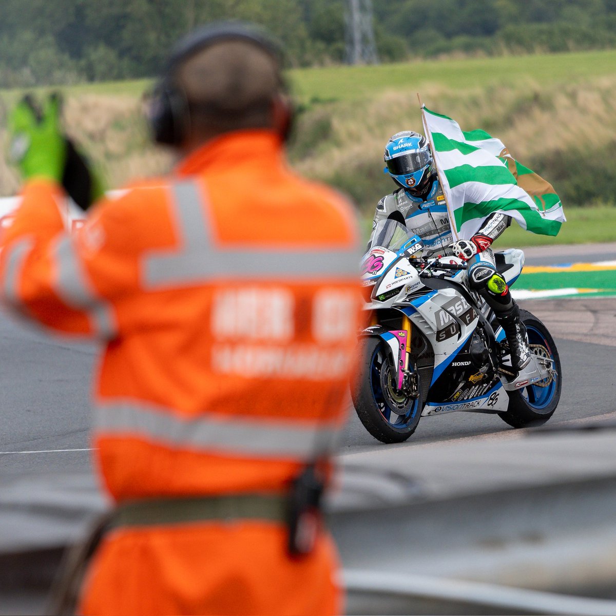 cathyquelcutti's tweet photo. For the love of the sport 🧡

#orangearmy 
#brandshatch 
#bsb
#herockworkwear 
#britishsuperbikes #racesafe https://t.co/Ik3API1Xu5