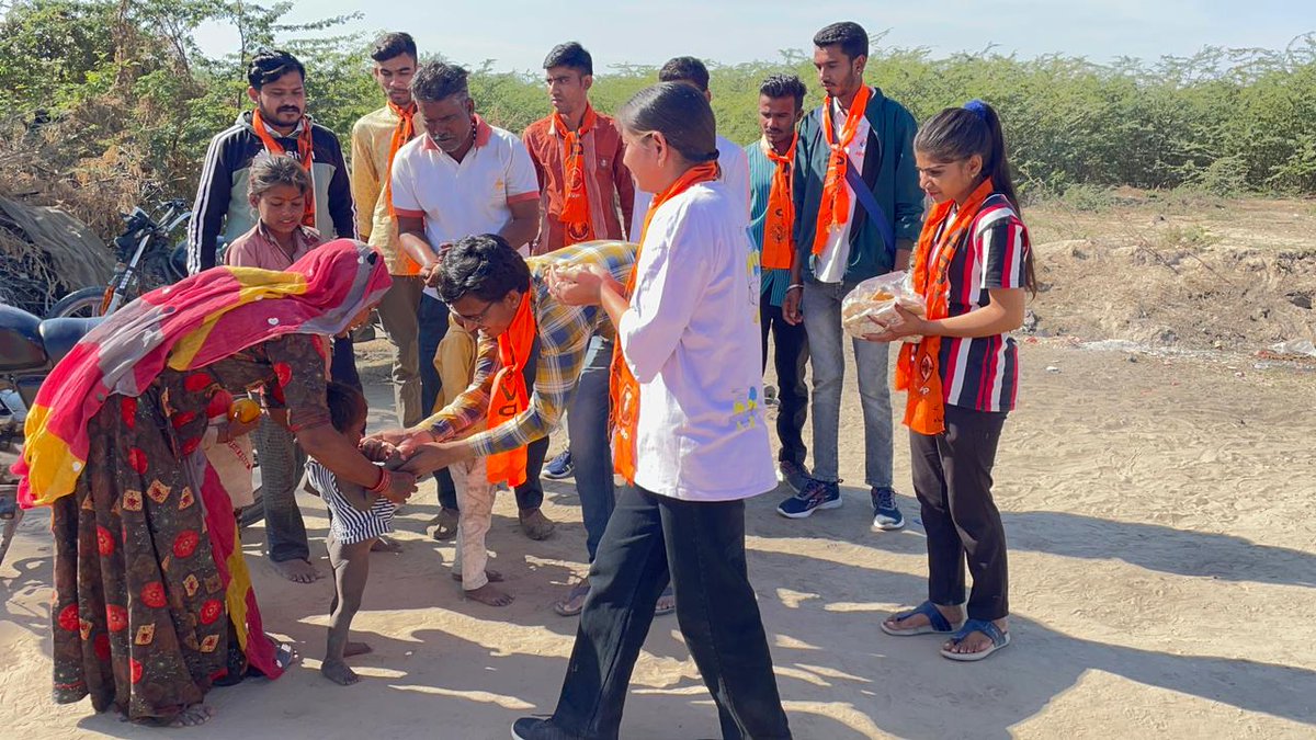 KamalPrajapat_'s tweet image. "सेवा ही संकल्प हमारा" इस उदेश्य को लेकर पाली जिले की रोहट इकाई द्वारा सेवार्थ विद्यार्थी के माध्यम से #मकर_संक्रांति को सेवा बस्तियों में मिष्ठान एवं फल वितरण किया गया।
@students4seva @SFSJodhpur
#StudentsForSeva #SFS 
#ABVPPali