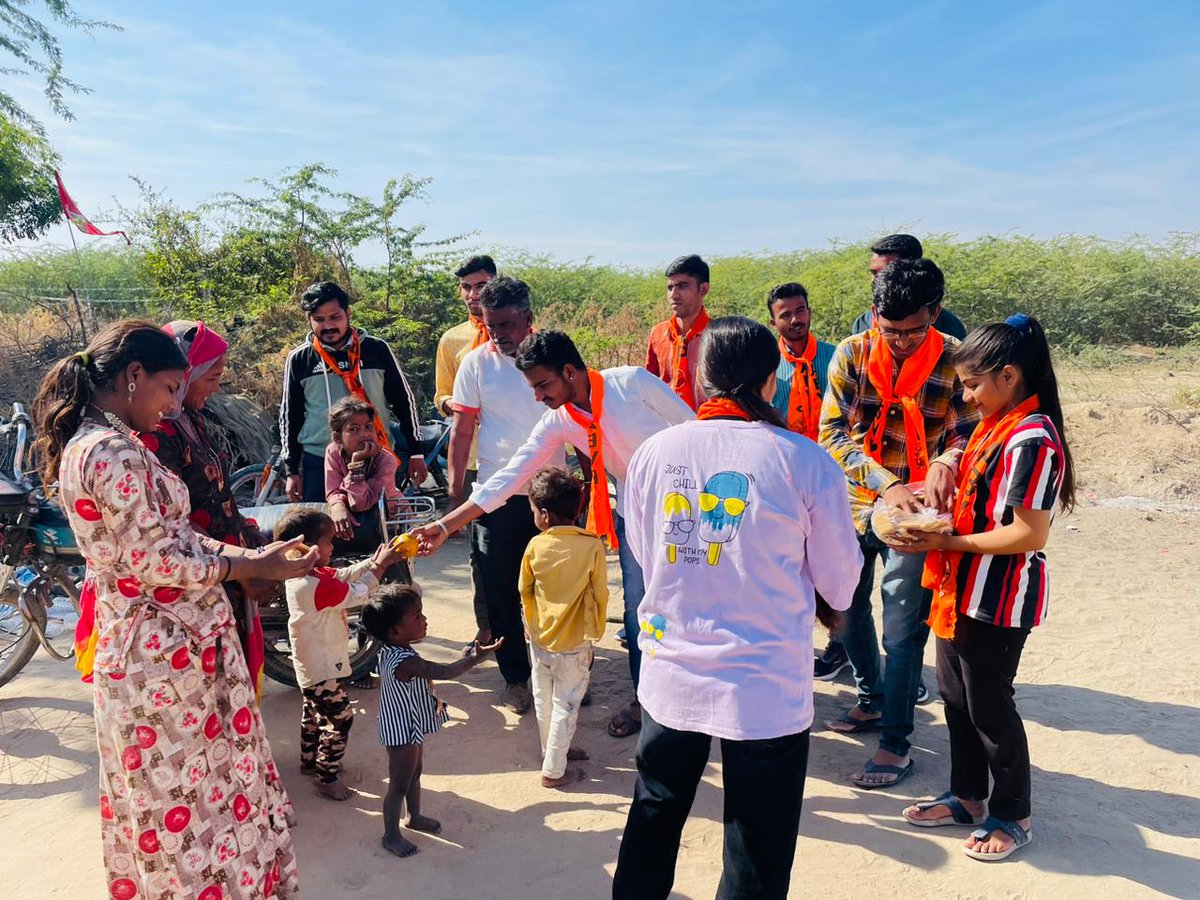 KamalPrajapat_'s tweet image. "सेवा ही संकल्प हमारा" इस उदेश्य को लेकर पाली जिले की रोहट इकाई द्वारा सेवार्थ विद्यार्थी के माध्यम से #मकर_संक्रांति को सेवा बस्तियों में मिष्ठान एवं फल वितरण किया गया।
@students4seva @SFSJodhpur
#StudentsForSeva #SFS 
#ABVPPali