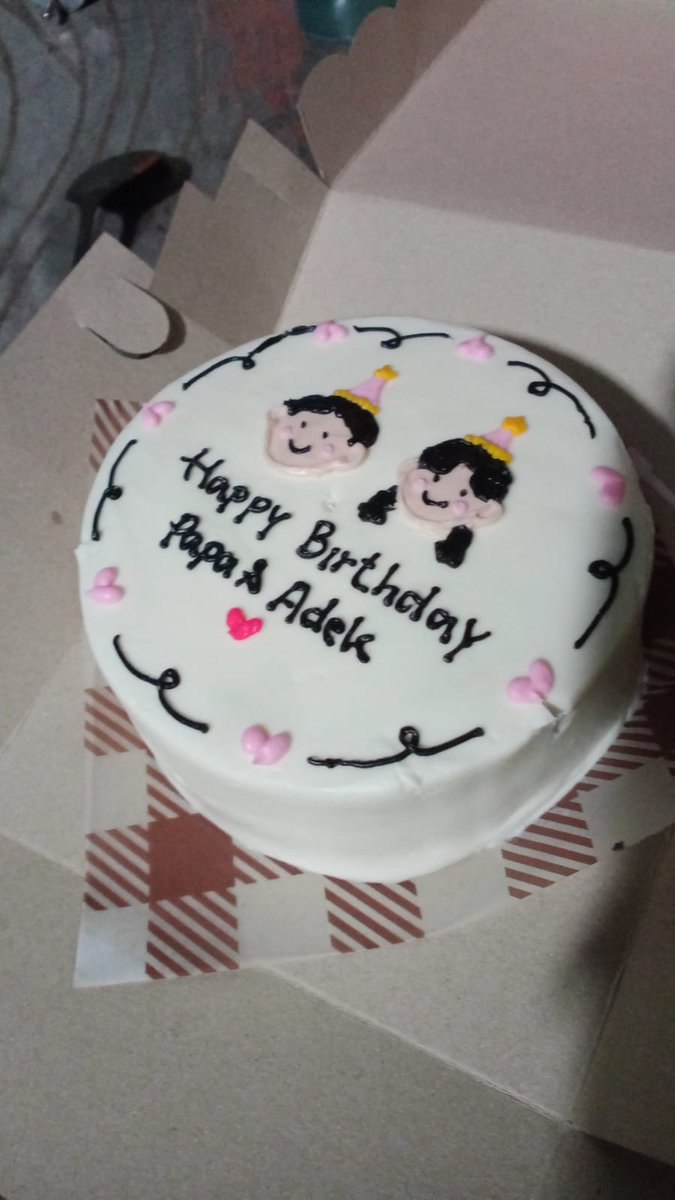 mutiariski1009's tweet photo. Adek 10 januari, papa 13 januari. Selamat ulangtahun my capricorns. Walaupun jauh yg penting kueh nya dan surprise nya tetep sampai ya✨️🫶 https://t.co/oLj6mqZcNX