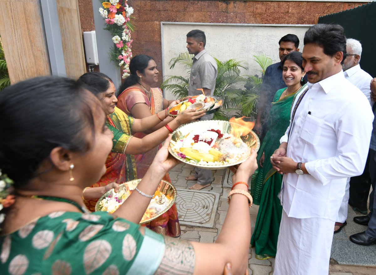 AndhraPradeshCM's tweet photo. తాడేపల్లిలో సీఎం క్యాంప్‌ కార్యాలయం గోశాల వద్ద వైభవంగా జరిగిన సంబరాలు, గ్రామీణ సంస్కృతి, సంప్రదాయాలు ప్రతిబింబించేలా జరిగిన సంక్రాంతి వేడుకలు. https://t.co/f6MpdIHhIS