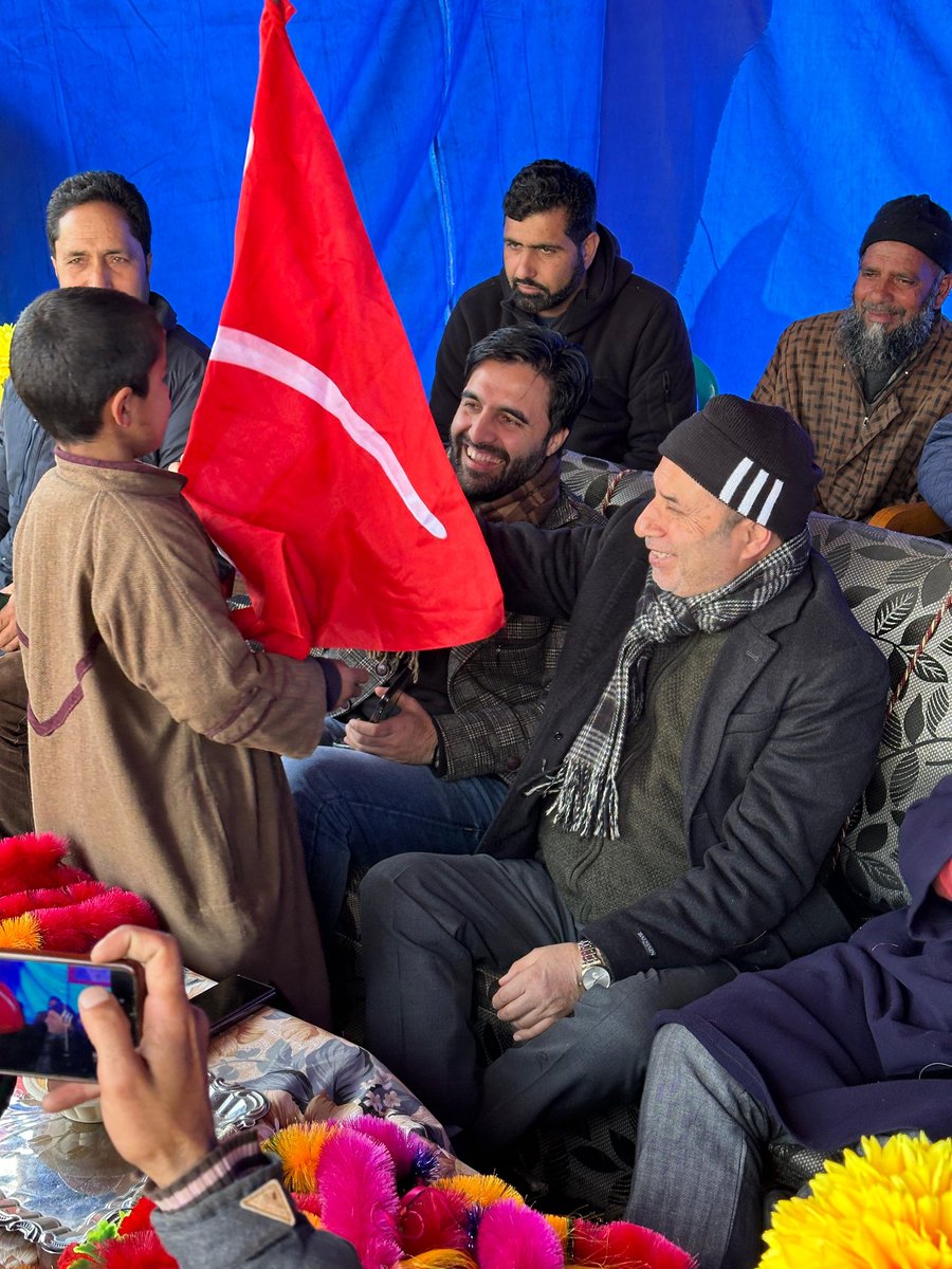 Gulmarg11's tweet photo. We Are Committed, insha'Allah
#Jinda #Uncha #Rahy #Hamara
#HalHiHalHai https://t.co/CGcfXKY3D3