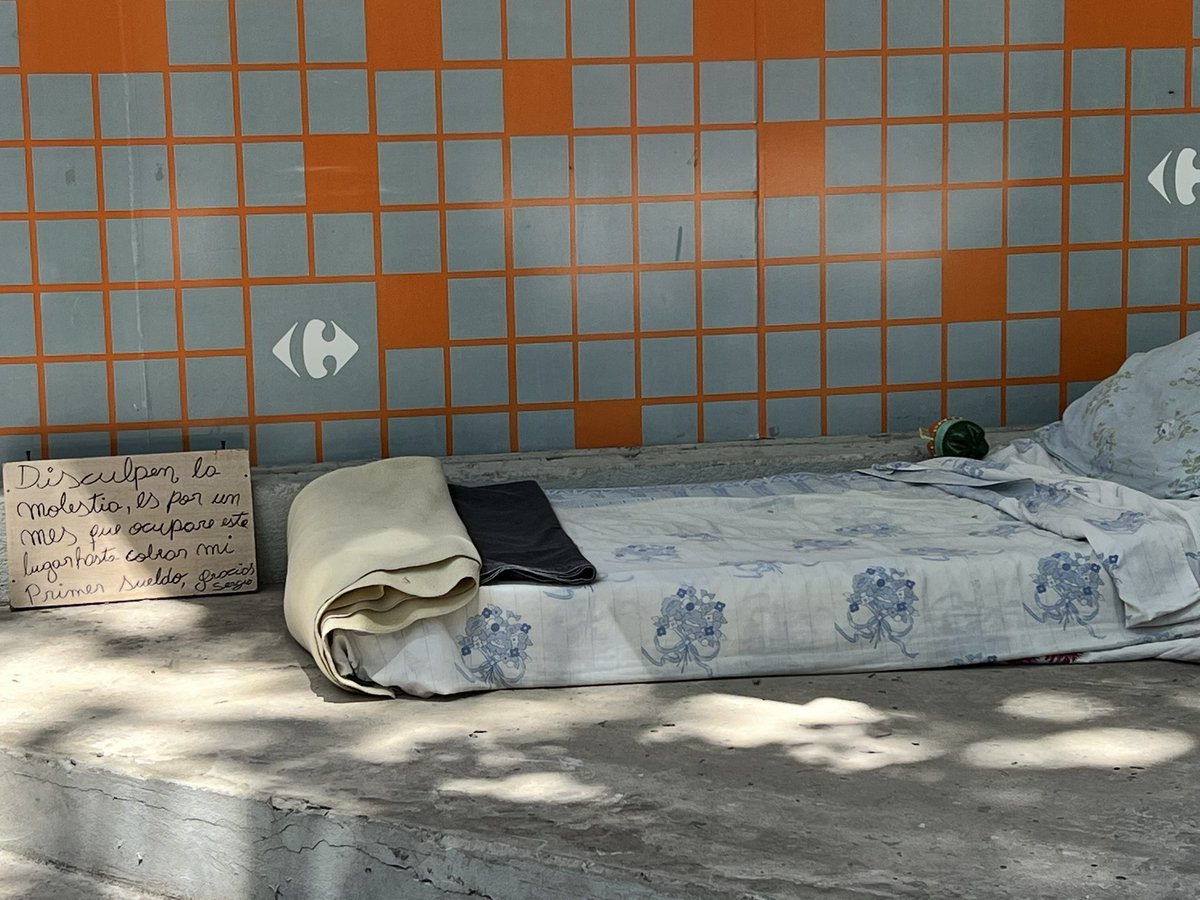 Fran_Casaretto_'s tweet photo. Bulnes y Humahuaca. Acá duerme Sergio todas las noches desde hace un mes, anteriormente dormía en el Abasto, a dos cuadras. Sergio se había quedado sin laburo en Abril 2023, durante el gobierno de Alberto Fernández, no pudo pagar más el alquiler y no le quedó otra que dormir en la calle. 
Sergio consiguió trabajo hace 15 días, durante el gobierno de Javier Milei. Sergio no pide un plan, Sergio no quiere vivir de los demás, Sergio no es vago, es laburante, Sergio no es diputado, sabe leer y escribir. 
Sergio en su cartel escribió: 
“Disculpe las molestias, es por un mes que ocuparé este lugar, hasta cobrar mi primer sueldo. Gracias” 
Gracias a vos Sergio por no quedarte de brazos cruzados y enseñarnos que con perseverancia se consiguen las cosas.  Laburo hay, hay que salir a encontrarlo