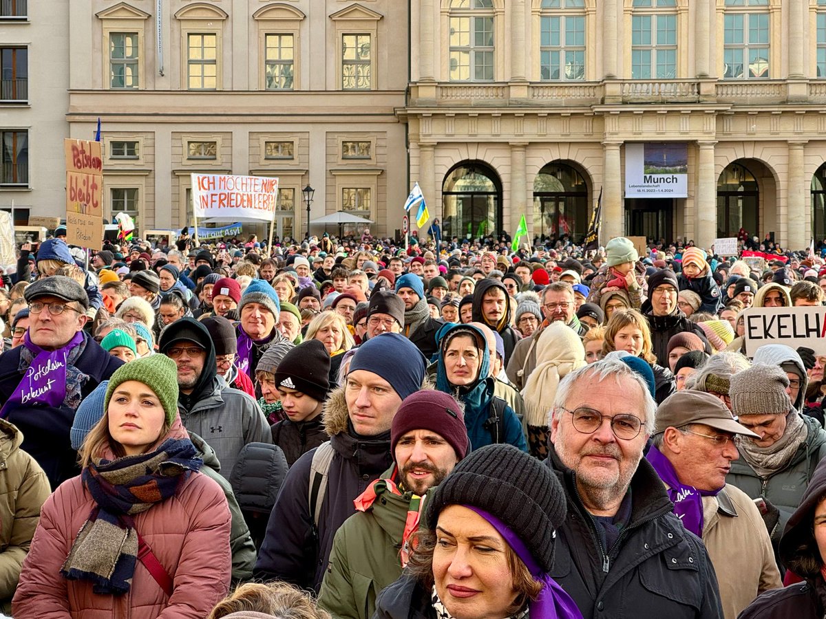 rahmstorf's tweet photo. Sehr viele Menschen auf der Straße in Potsdam für Demokratie und Menschenrechte! https://t.co/NoF5b6PcWj