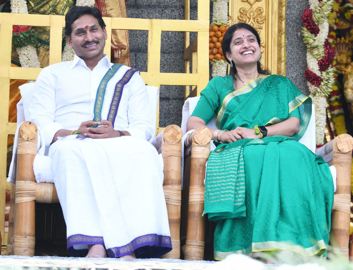 AndhraPradeshCM's tweet photo. తాడేపల్లిలో సీఎం క్యాంప్‌ కార్యాలయం గోశాల వద్ద వైభవంగా జరిగిన సంబరాలు, గ్రామీణ సంస్కృతి, సంప్రదాయాలు ప్రతిబింబించేలా జరిగిన సంక్రాంతి వేడుకలు. https://t.co/f6MpdIHhIS