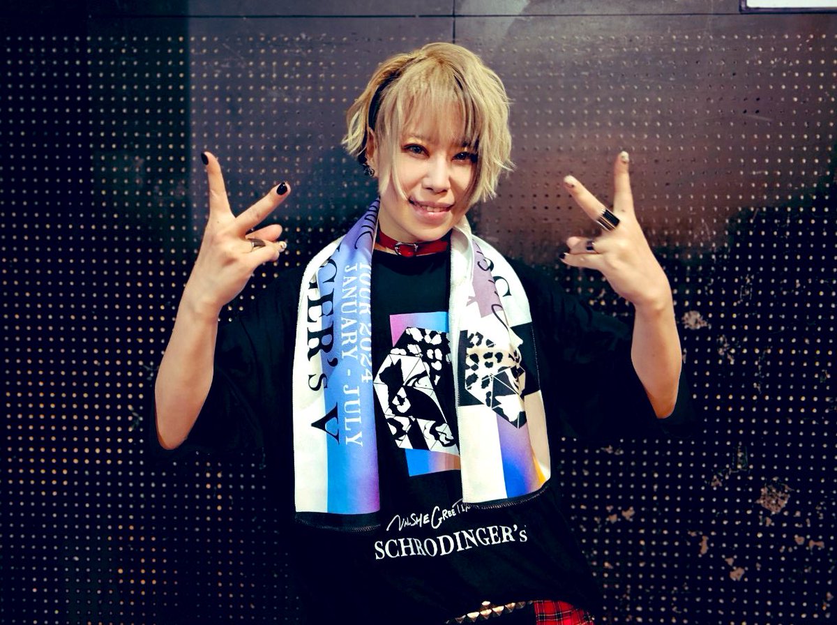 valshe9's tweet photo. #シュレV ツアー初日
ほんっっとに楽しかったあああ
皆のおかげで素晴らしい初日を迎えることが出来ました、ありがとうおつかれさまでした🐈‍⬛

グリーティングツアーと冠しながらフロアから煙が上がる熱量と曲を掻き消す声、流石の一言。

ここから一緒に育てて行きつつ、その場所その場所の特別をたくさん作っていこうね！
糖分摂ろうーーー！！！
