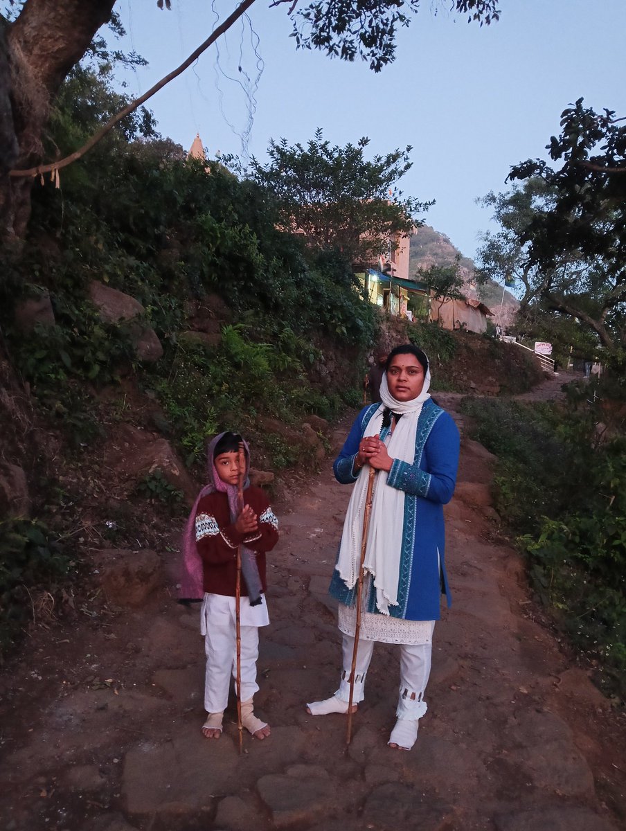 postankitajain's tweet photo. अद्वैत मेरी हिम्मत थे और मैं अद्वैत की, और इस तरह हम माँ-बेटे की आज 'श्री सम्मेद शिखर जी' पर्वत की, 27 किलोमीटर की पैदल वंदना 14 घंटे में पूरी हुई। अद्वैत की यह पहली वंदना थी और मेरी चौथी 🙏❤️ जय पारस 🙏 

(माँ के साथ-साथ बेटे ने भी यह वंदना नियम पूर्वक अल्पाहार में पूरी की। https://t.co/CD6yAYuAcD
