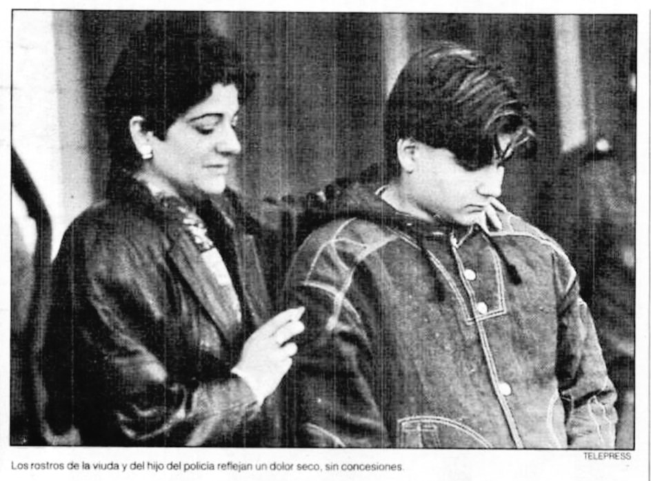 CarlosDeUrrecha's tweet photo. "Le pedí a 'Gadafi' que no le rematase"
Dña. Ana María, viuda del Policía D. José Anseán Castro asesinado con 3 balazos y rematado en el suelo, delante de su mujer, por los cobardes de ETA

"Su hijo José Manuel se suicidó el día después de la sentencia"
https://t.co/AFy5jqkwl9 https://t.co/IEu2I9Rm9W