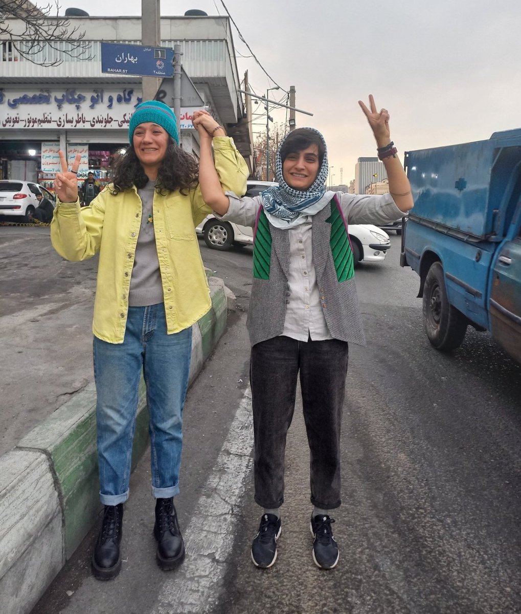 nikimahjoub's tweet photo. Elaheh Mohammadi and Niloofar Hamedi, two female journalists, were temporarily released on bail after 400 days of detention https://t.co/eYbSea4uBg