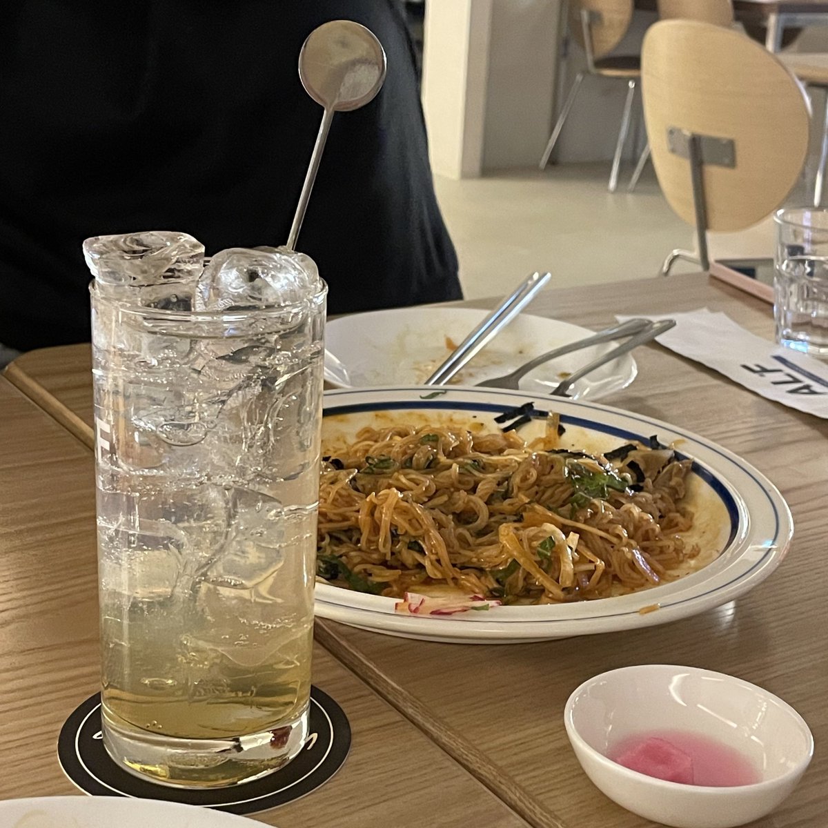 혜화 알프(ALF)

현생사느라 비워뒀던 계정에 다시 박차를 가하는 기념 댕로 쌔삥 술집⚡️
다양한 논알콜 음료가 있어 술 안 먹는 사람들도 분위기를 낼 수 있고 안주 퀄리티는 그럭저럭 우삼겹에서는 누린내가 살짝 났고 골뱅이비빔면이 젤 맛있었음 !
아늑하고 깨끗한 화장실에 플러스 점수 드립니다