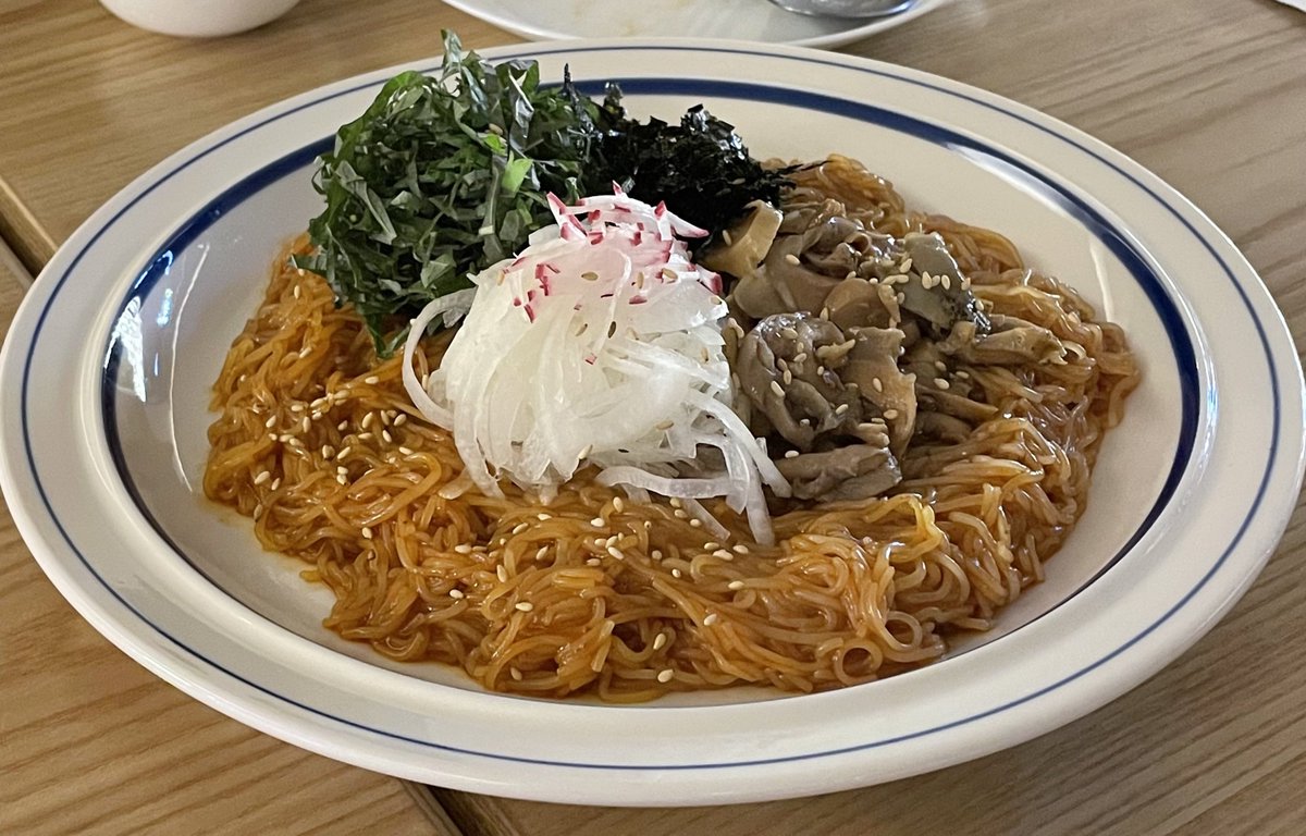eating_omok's tweet photo. 혜화 알프(ALF)

현생사느라 비워뒀던 계정에 다시 박차를 가하는 기념 댕로 쌔삥 술집⚡️
다양한 논알콜 음료가 있어 술 안 먹는 사람들도 분위기를 낼 수 있고 안주 퀄리티는 그럭저럭 우삼겹에서는 누린내가 살짝 났고 골뱅이비빔면이 젤 맛있었음 !
아늑하고 깨끗한 화장실에 플러스 점수 드립니다 https://t.co/nmAKuUalxg
