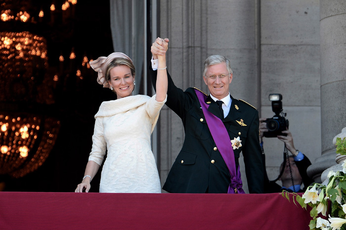 Rochi_Saiyajin's tweet photo. #coronitas Parece que la reina Mary va de blanco. Es una elección llena de significado que también escogieron la reina Letizia y la reina Matilde de Bélgica para el día de las proclamaciones de Felipe VI y de Felipe de Bélgica. Ya hablamos de su significado en otro post. https://t.co/0IsnCWXNen