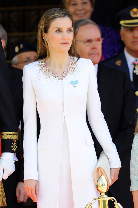 Rochi_Saiyajin's tweet photo. #coronitas Parece que la reina Mary va de blanco. Es una elección llena de significado que también escogieron la reina Letizia y la reina Matilde de Bélgica para el día de las proclamaciones de Felipe VI y de Felipe de Bélgica. Ya hablamos de su significado en otro post. https://t.co/0IsnCWXNen
