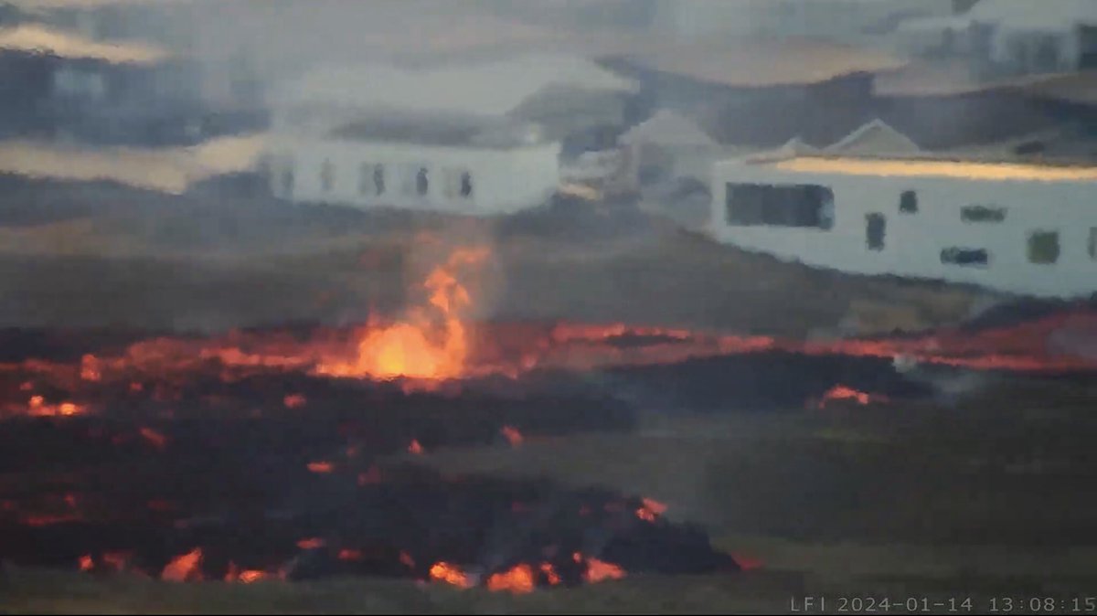 🇮🇸🌋 Latest: A new volcanic fissure has opened, very close to the town of # Grindavík.  #Iceland #IJsland #volcanoeruption