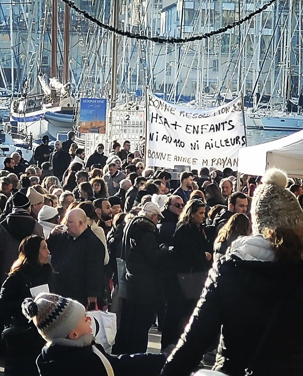 C’était hier lors des vœux du maire . Toujours motivés pour faire comprendre que le lieu choisi par Mme Rubirola, au milieu d’écoles et dans un quartier tranquille,  pour y implanter une salle de shoot n’est pas adapté !! @contrescmr110 @gabrielattal @gerald_darmanin