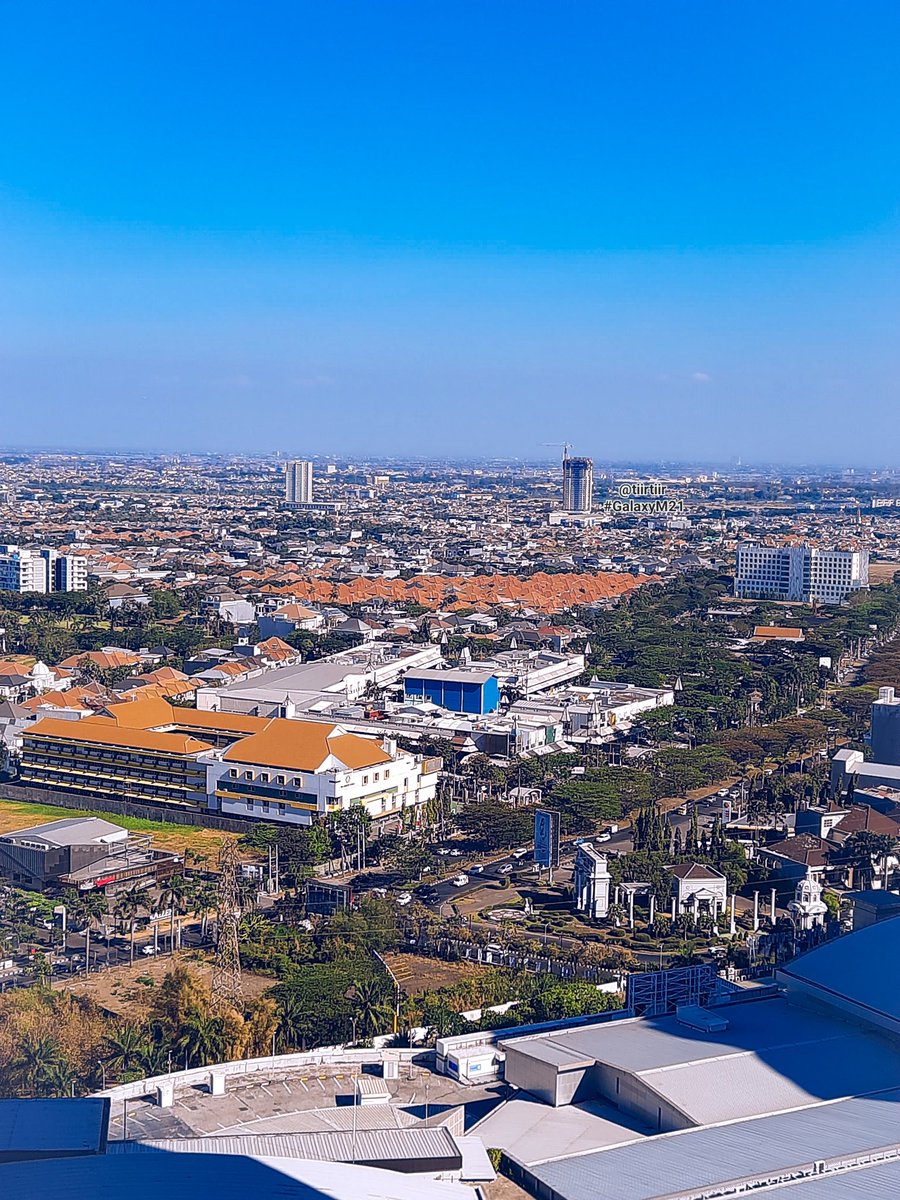 midnightsierra7's tweet photo. Embracing the energy of Surabaya's cityscape in the daylight, where modern architecture meets the charm of everyday life under the sun. ๐ #SurabayaCityscape #UrbanVibes https://t.co/GNV8LGpKIN
