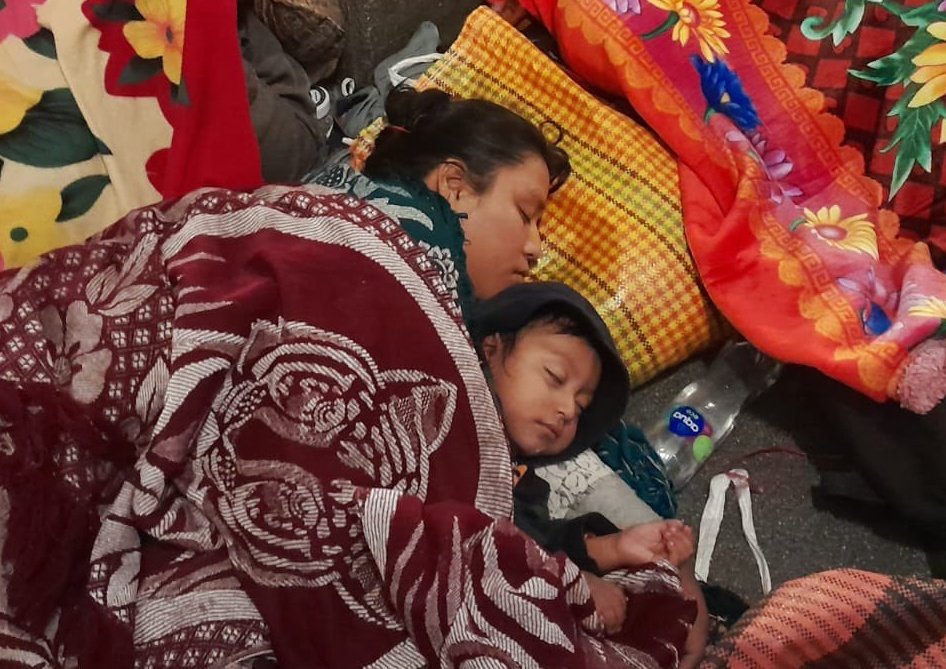 Amanecemos así. Arropados ante el frío de la noche que acaba.  Iluminados por la luz y por los volcanes que nos miran y nos protegen desde hace miles de años.  

Una mamá abriga a su bebé, mientras duermen en el Portal, frente a la Plaza, esperándo el inicio de gobierno.