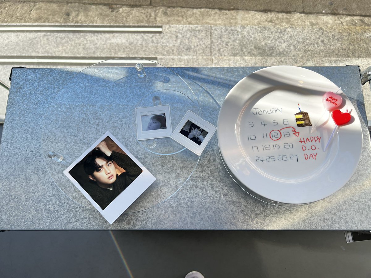 burningdyo's tweet photo. 경수생카 - 𝗥𝗘𝗔𝗥 𝗖𝗢𝗙𝗙𝗘𝗘 ☕️ 

#도경수라는_시

I got lost at first but thankfully I found it at last. I love the 2024 Calendar so much! It’s so big, I will used it well marking memories with 경수 😭 It has both 공감 & 기대 album theme so I love it! Thank you for the cafe event ❤️