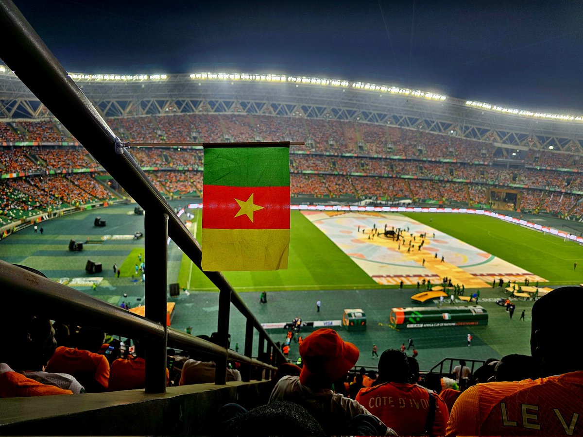 violainemb's tweet photo. La CAN de l'hospitalité.
Jour1: Fan de sport que je suis, ABIDJAN est la ville où j'ai deposé mes valises pour vivre la magie du football africain. Ma Listes de top et flop: 
Commençons par les flops: 
1. les Tickets: de toute ma vie et je pese mes mots: de toutes ma vie je n'ai jamais autant souffert pour m'offrir des ticket d'entrée à un stade. J'ai fouillé partout.le site en ligne on dirait c'était les fantomes qui achetaient ça. Chez les revendeurs on dirait je devais m'acheter l'entrée au paradies. Du Coup des Tickets de 5000 revendus à 65 k. C'était de l'abus. En fin de compte j'ai pu m'offrir un ticket de 10k à 20K grâce aux RT de Twitter (merci 💖).
Le stades n'étaient pas plein alors qu'il y'avait des Gens qui avaient des Tickets chez eux.
2. Il a plut. La boue,vraiment la boue sur la Route du stade.
3. Je suis arrivée vers 12h et je suis entrée au stade vers 15 h passée.
4. Tout était trop cher. Un petit pain sandwich à 1500 fcfa. L'eau en sachet à Peine 150 ml à 500 fcfa.
Bref voilà mes Flops.