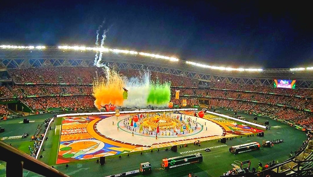 violainemb's tweet photo. La CAN de l'hospitalité.
Jour1: Fan de sport que je suis, ABIDJAN est la ville où j'ai deposé mes valises pour vivre la magie du football africain. Ma Listes de top et flop: 
Commençons par les flops: 
1. les Tickets: de toute ma vie et je pese mes mots: de toutes ma vie je n'ai jamais autant souffert pour m'offrir des ticket d'entrée à un stade. J'ai fouillé partout.le site en ligne on dirait c'était les fantomes qui achetaient ça. Chez les revendeurs on dirait je devais m'acheter l'entrée au paradies. Du Coup des Tickets de 5000 revendus à 65 k. C'était de l'abus. En fin de compte j'ai pu m'offrir un ticket de 10k à 20K grâce aux RT de Twitter (merci 💖).
Le stades n'étaient pas plein alors qu'il y'avait des Gens qui avaient des Tickets chez eux.
2. Il a plut. La boue,vraiment la boue sur la Route du stade.
3. Je suis arrivée vers 12h et je suis entrée au stade vers 15 h passée.
4. Tout était trop cher. Un petit pain sandwich à 1500 fcfa. L'eau en sachet à Peine 150 ml à 500 fcfa.
Bref voilà mes Flops.