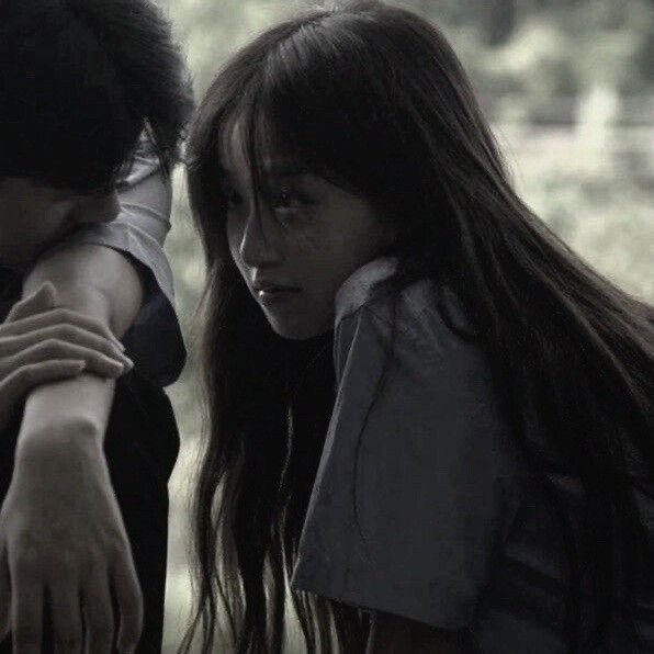 ดาว ไม่เลิกบุหรี่จริงเหรอ ? 

ใครบางคนถามขึ้นตอนที่ลงมานั่งยอง ๆข้างกันทำให้เด็กสาวต้องเงยหน้าขึ้นไปมองเพื่อสนทนาด้วย รอยยิ้มยียวนจุดขึ้นข้างริมฝีปากอิ่มก่อนจะตอบด้วยท่าทางทะเล้นเมื่อบุหรี่ตัวใหม่ถูกคาบไว้ที่ริมฝีปาก 

“ แหม ไอ้เราก็ไม่ได้แจกบัตรเจ๋อนะวันนี้ นายก็ไม่เลิกหนิ?”