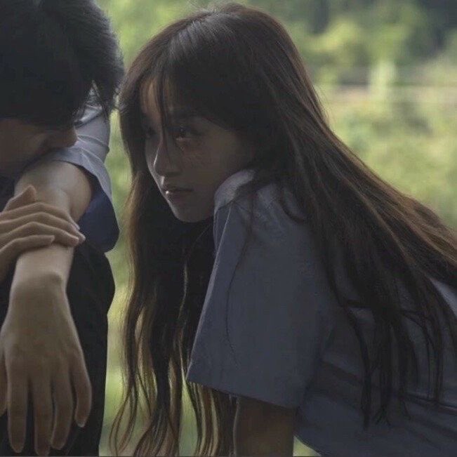 Babefl0wer's tweet photo. ดาว ไม่เลิกบุหรี่จริงเหรอ ? 

ใครบางคนถามขึ้นตอนที่ลงมานั่งยอง ๆข้างกันทำให้เด็กสาวต้องเงยหน้าขึ้นไปมองเพื่อสนทนาด้วย รอยยิ้มยียวนจุดขึ้นข้างริมฝีปากอิ่มก่อนจะตอบด้วยท่าทางทะเล้นเมื่อบุหรี่ตัวใหม่ถูกคาบไว้ที่ริมฝีปาก 

“ แหม ไอ้เราก็ไม่ได้แจกบัตรเจ๋อนะวันนี้ นายก็ไม่เลิกหนิ?” https://t.co/Wf8WsBJ9EG