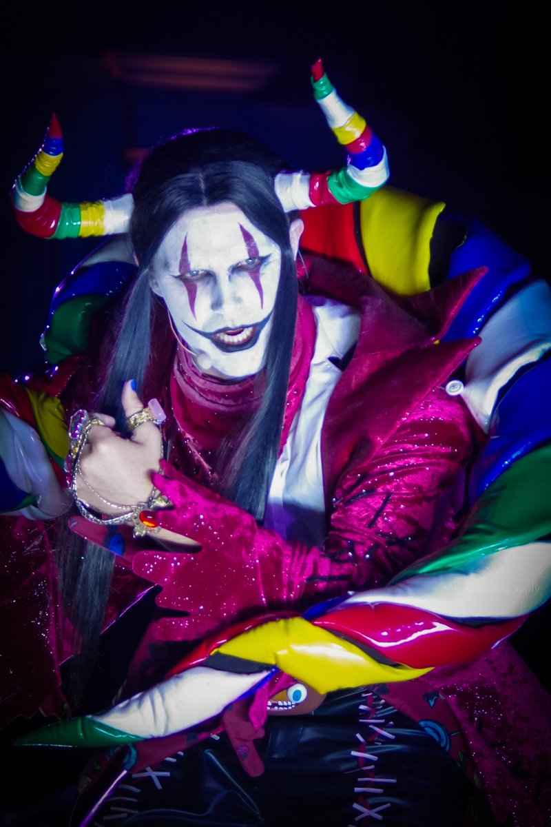 ⠀ ⠀ ⠀ ⠀ ⠀  人の声を借りた
　　　　　 蒼い眼の落雷だ