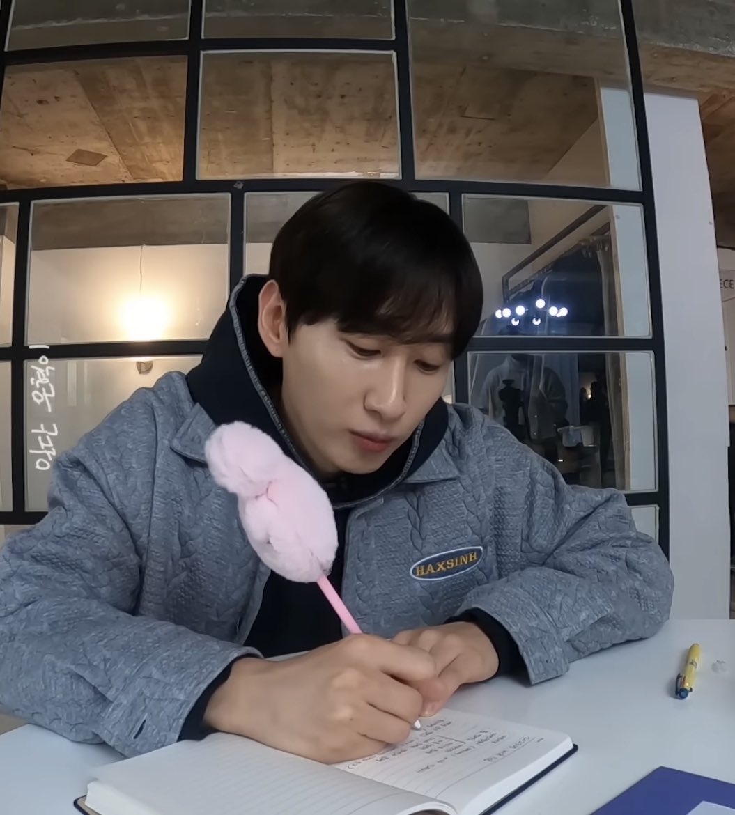 bunnyhyukkie's tweet photo. dear diary,
today teukie hyung praised aesongie hyung for finishing his tour. i had to remind him about my tour myself because i haven't received my praise yet!! https://t.co/mbeTjxyOBe