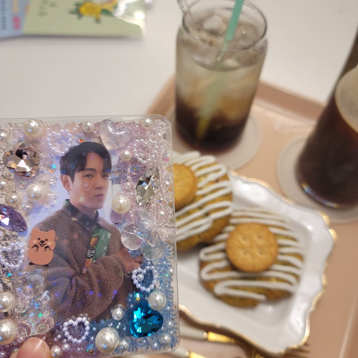 quokkati's tweet photo. 얼떨결에 칭구랑 오빠생카 다녀오기~~!~
음료도 쿠키도 맛있구♡
쿠키위에 롯데샌드 얹어놓으신 센스 ㅠㅠㅠ 👍
#2024년도환희 https://t.co/LJqU6O6Z8T