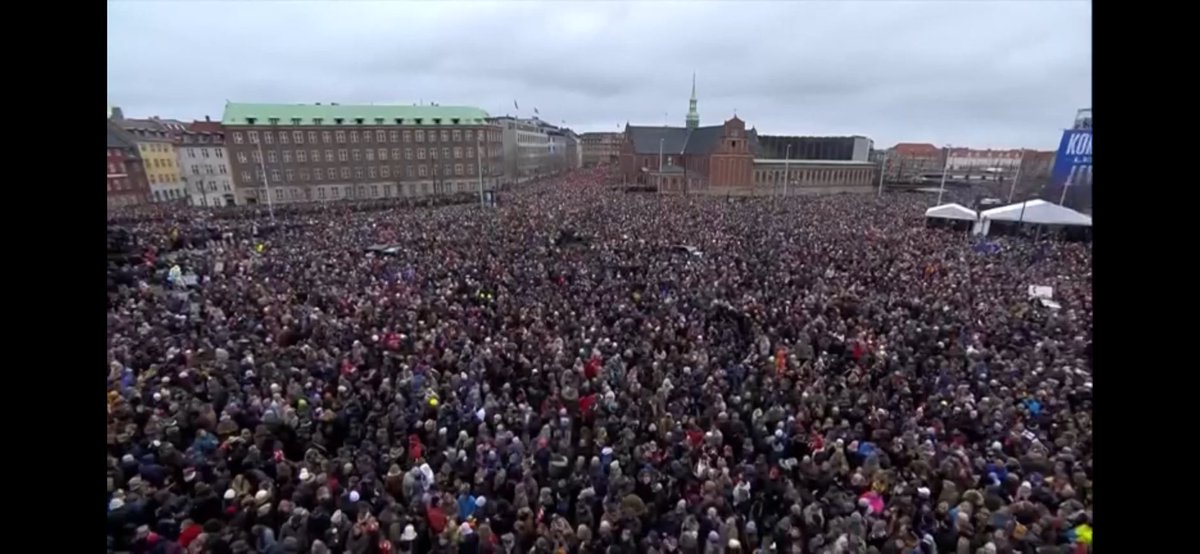 Danskarna går man ur huse för att hylla monarkin och sin nya kung kan man se i TV4 play appen. SVT sänder någon repris om kommunism istället?