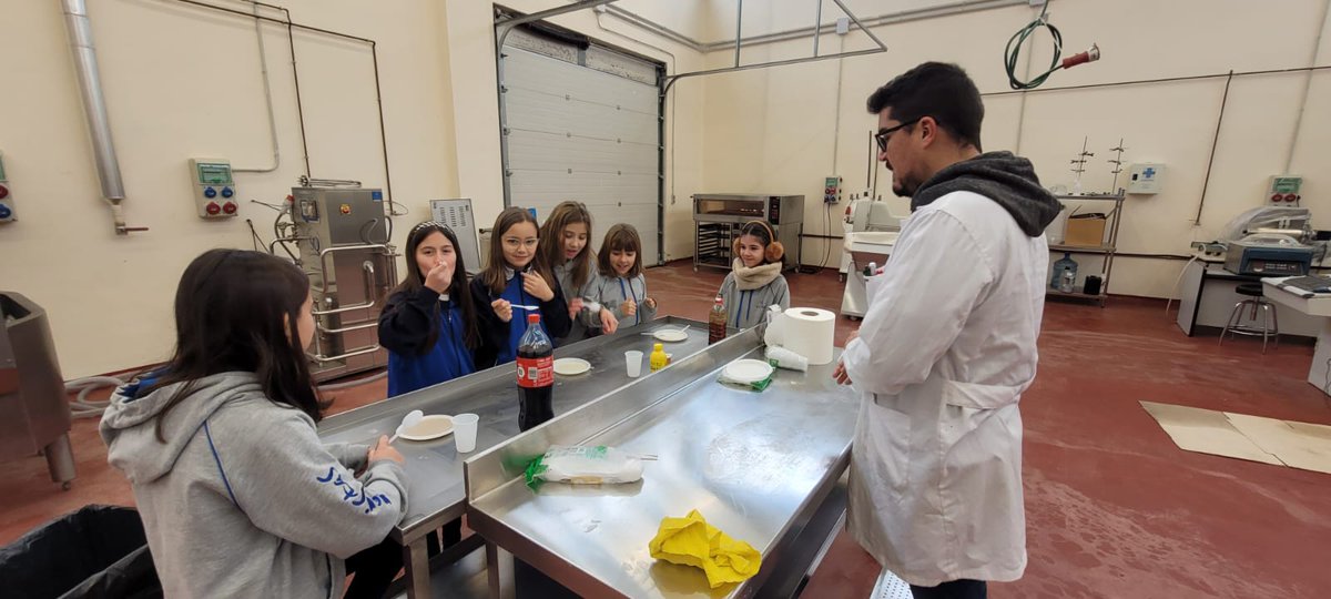 sanjosemaristas's tweet photo. El @IctalUle (Ito. de Ciencia y Tecnología de los Alimentos de la ULe) recibió a nuestros alumnos de #cuartodeprimaria para iniciarles en la ciencia de los alimentos🍏🥖, en la investigación 🧪🌡🔍científica y el conocimiento del sector agroalimentario. ¡Gracias!
#somosmaristas https://t.co/YXn04nwA7g