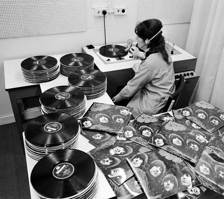 Quality Control at EMI's vinyl LP pressing plant in London (1965).
The Beatles - Rubber Soul
(photo: Enjoy the Musiccom)
#QualityControl #EMI #Vinyl #LP #VinylPressing #London #TheBeatles #RubberSoul #VinylLP #EnjoyTheMusic