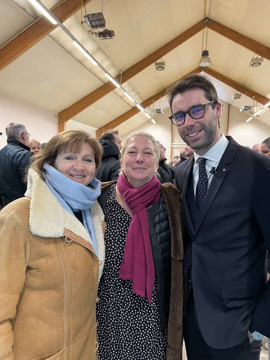 LDarcos's tweet photo. Beaucoup d’élus autour de @Pierre_VALLEE91 et de son équipe municipale des Granges-Le-Roi (c’est notre chouchou et le plus jeune Maire d’Ile-de-France) pour ses vœux ! https://t.co/DSJj2bCXFr