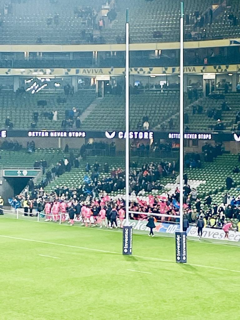 CHER9233's tweet photo. Merci au @SFParisRugby d’être venu voir les supporters à la fin du match qui ont su donner de la voix !
Et les @LesTitisdelOval étaient bien sûr là.
#LEISFP https://t.co/c9s2vittC4