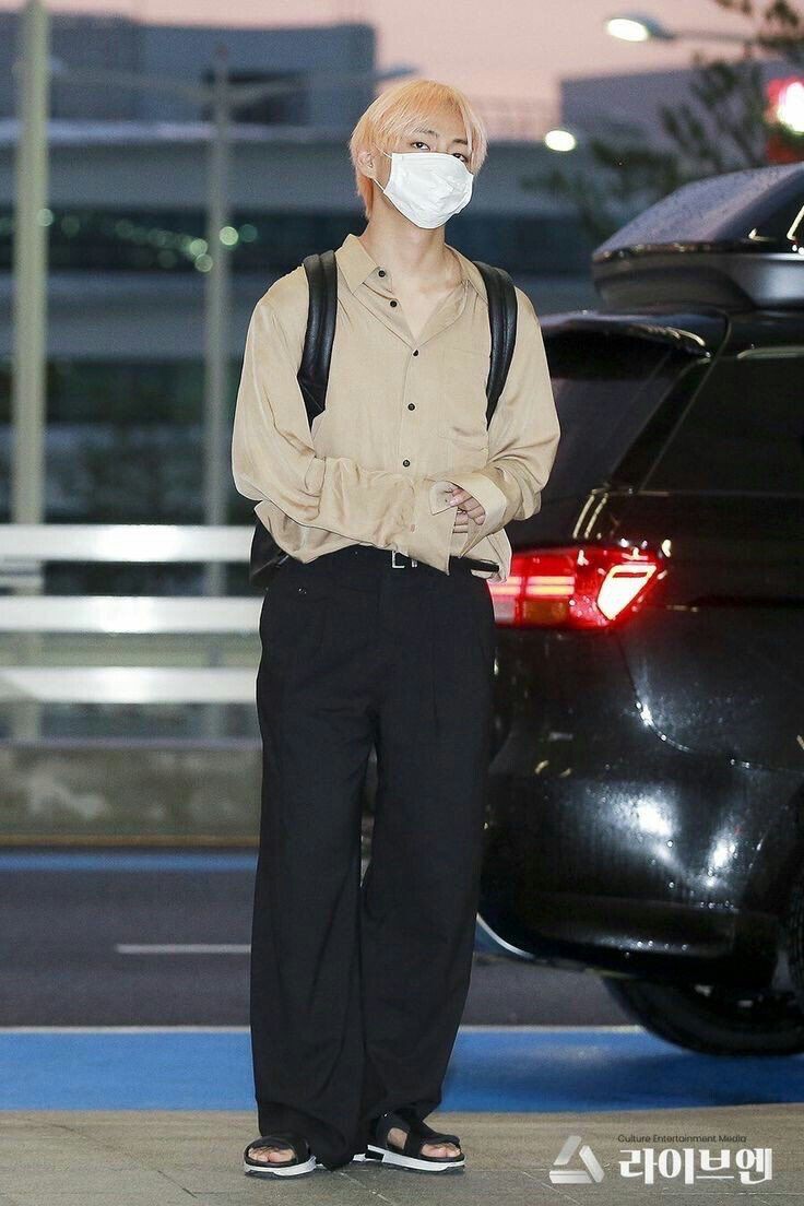 Lachimolala__7's tweet photo. Fashion goals redefined by Taehyung's timeless elegance #StylePerfection💜 https://t.co/Lw8xfAVBiH