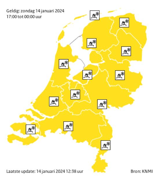 RWSverkeersinfo's tweet photo. 🌨️ | Vanaf vanavond tot dinsdagmiddag is er in het hele land kans op gladheid door bevriezing en hagel- en sneeuwbuien. Het @KNMI heeft #codegeel afgegeven. Ga je de weg op? Wees extra alert en pas - indien nodig - je rijstijl aan. Lees hier onze tips: https://t.co/Qud6WcHiVt https://t.co/JLfkIYsaSn