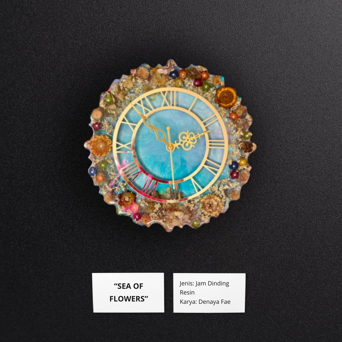 ㅤ
"Jam dinding bertajuk Sea of Flowers ini merupakan karya buatan Denaya Fae (<a href="/denayaff/">𝑵𝐀𝐘𝐀</a>). Harga awal untuk karya ini adalah Rp2.000.000 dan penawaran dapat dilakukan dengan kelipatan Rp1.000.000," ujar Samael.
ㅤ