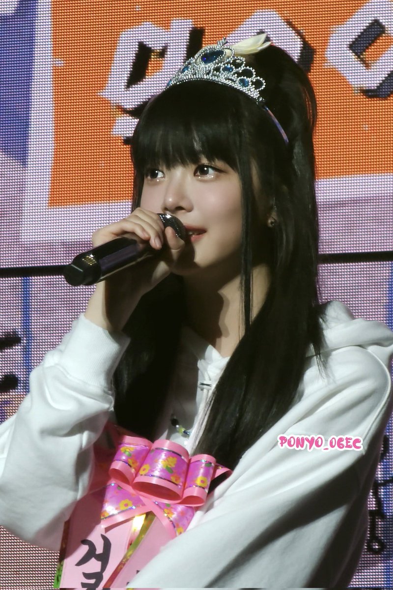 <a href="/shimjtake/">Jake.</a> ⠀️ ️
“Dan tentu nya untuk Anemoia juga terima kasih banyak atas kerja keras nya selama ini selama menjadi caretaker kami. Semoga Anemoia menyukai hadiah yang kami berikan kepada kalian ya!” Sambung zena dan ikut tersenyum walau raut sedihnya tak bisa ia sembunyikan.
️️