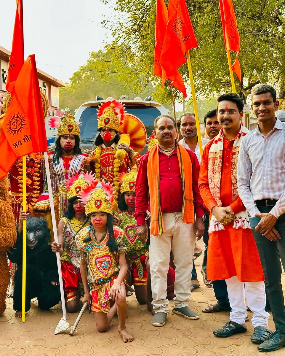 DauAnandTamrakr's tweet photo. नंदिनी टाउनशिप मार्केट में बजरंगबली व वानरसेना के साथ घर-घर पहुँचकर अक्षत वितरण कर अयोध्या में बन रहे श्री राम मंदिर के प्राण प्रतिष्ठा का निमंत्रण दिया गया। https://t.co/SBsYPnC2gB