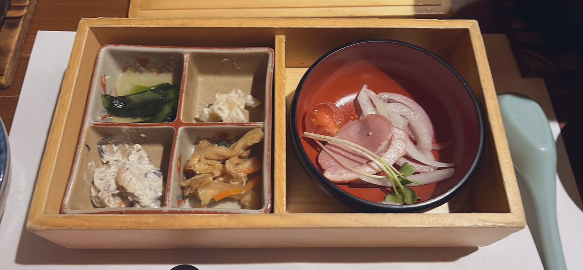 Yukin_zel's tweet photo. 今日は #奉還町 の #Ryoutei でランチ🍚🥢
お写真最初しか撮れなかった、しかも食べかけ( ơ ▽ ơ ;)アハハ
左奥は蒸し野菜、この後お造り、茶碗蒸し、天ぷら、お寿司などなど、たくさん出て来て食べすぎた🤣
なのに2,400円とリーズナブル💰💫
#ユキンツェルのオススメ #岡山ランチ https://t.co/UyJ5XE1PeV