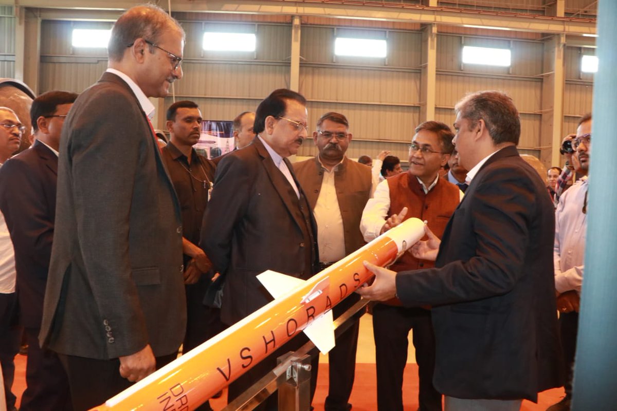 SpokespersonMoD's tweet image. RRM Shri @AjaybhattBJP4UK visited DRDO's APJ Abdul Kalam Missile Complex, Hyderabad &amp;amp; Emphasized on self-reliance and global leadership in defence exports. 
@DRDO_India 
#DefenceTechnology

Read more: pib.gov.in/PressReleasePa…

@rajnathsingh
@giridhararamane