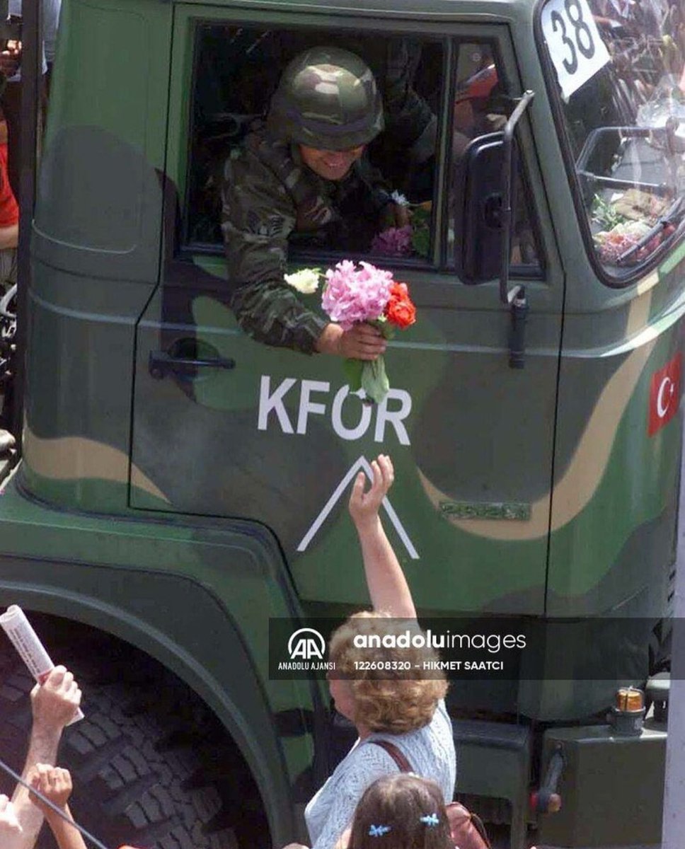 kosovalinet's tweet photo. Kosovalı kadın, Kosova’ya giren Türk askerlerine çiçek veriyor, 1999.

📍Prizren, Kosova 
📸 AA/Arşiv https://t.co/lTvrKd8QGY