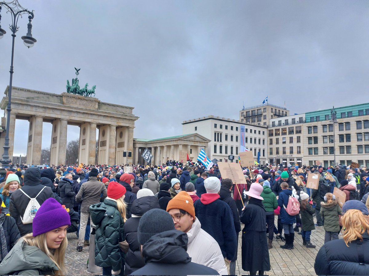 #Berlin da geht noch was! So 1000 Leute da gegen #AfD am #PariserPlatz 🥳💪
#AfDVerbotjetzt