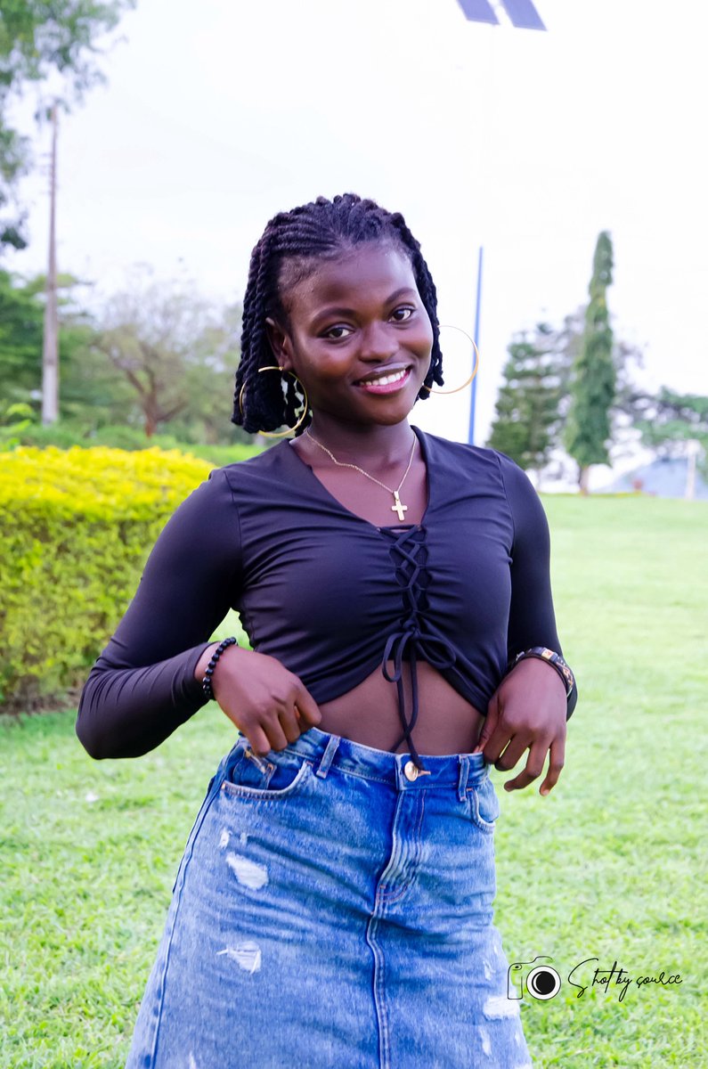 Source__Imagery's tweet photo. "Embracing the beauty of simplicity. 🌟

#photography #photoshoot #photooftheday #photographylovers #photos #photographyislife #photographyeveryday #beauty #beautytips #natural #naturalhair #ModelMoments #EleganceDefined https://t.co/xyuEFGnLQV